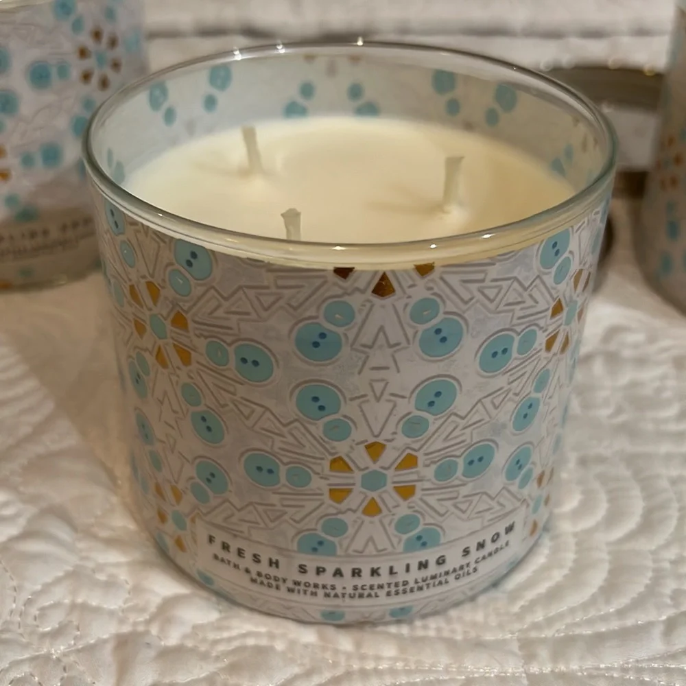 Bath & Body Works‎ Fresh Sparkling Snow three wick candle